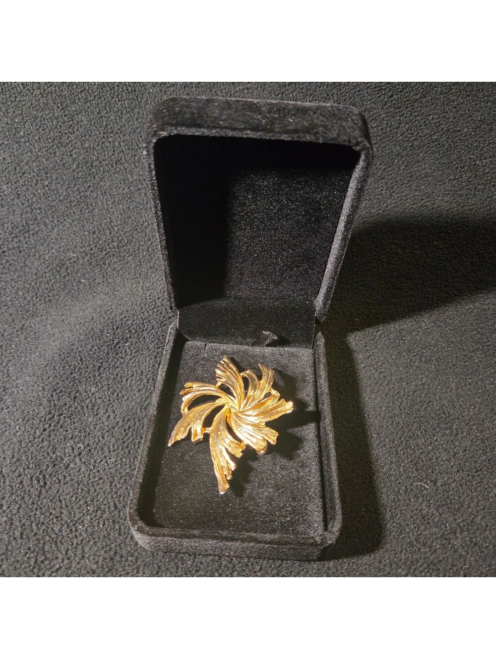 Vintage Gold-Tone Floral Brooch Pin – Elegant Openwork Design